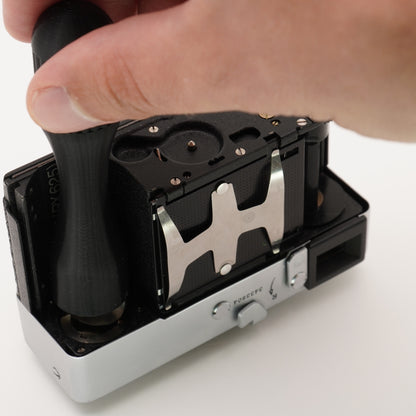 Herramienta para compartimento de pilas (acero 1,7 mm) para Rollei 35, Canon F-1 y Olympus OM